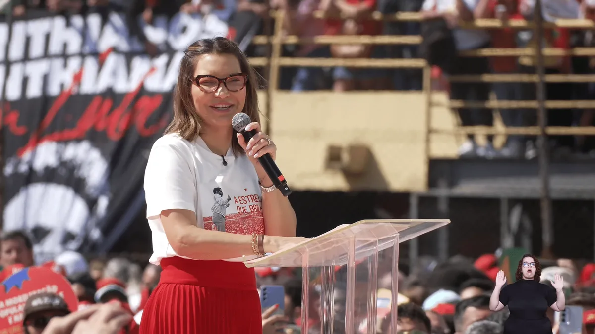 AO VIVO: Janja dedica discurso a Marisa em abertura de campanha de Lula