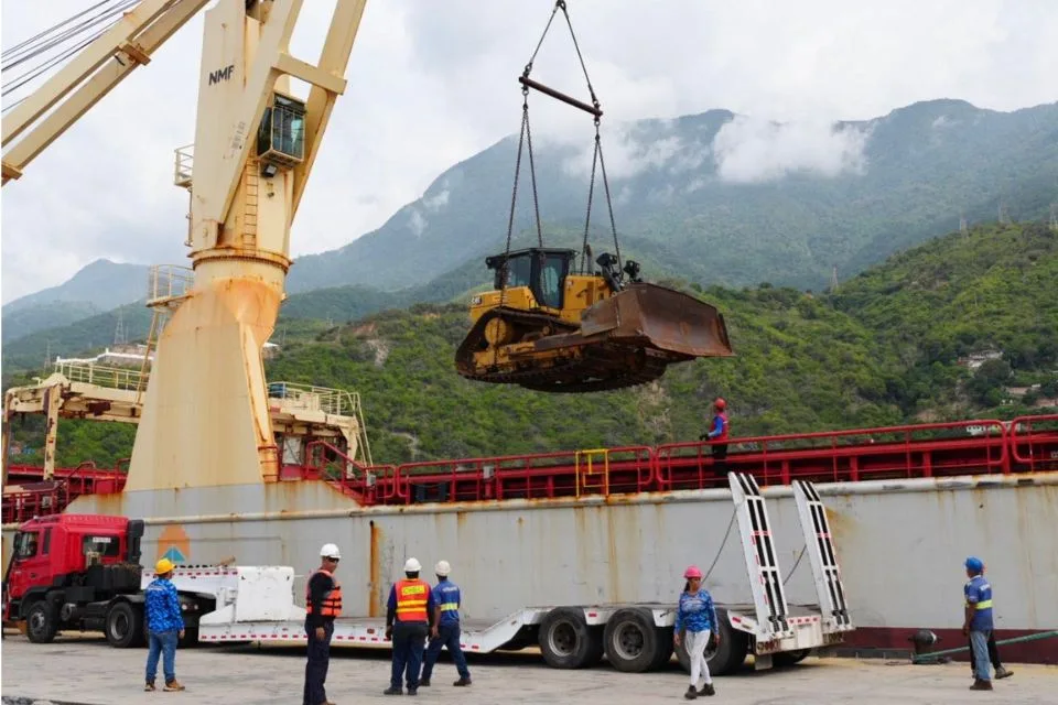 EEUU entrega maquinaria pesada para retiro de escombros en La Guaira