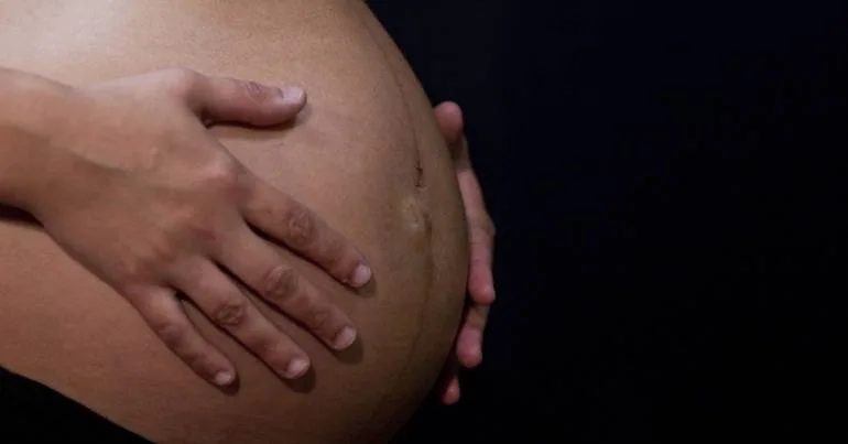 Mulher engravida de gémeos de pais diferentes
