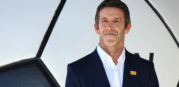 John Ternus assume como CEO da Apple e enfrenta desafios com IA e China