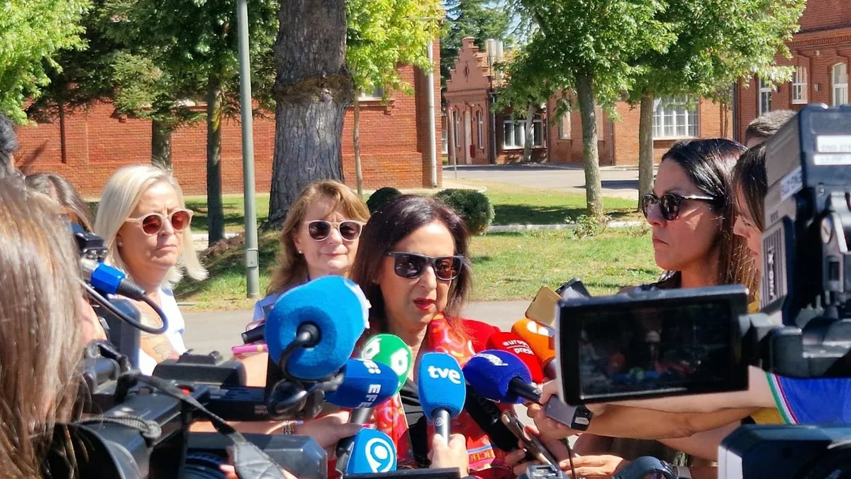 Robles insiste en que la situación en Ceuta "es muy difícil" y manda un mensaje de apoyo a mujeres y niñas