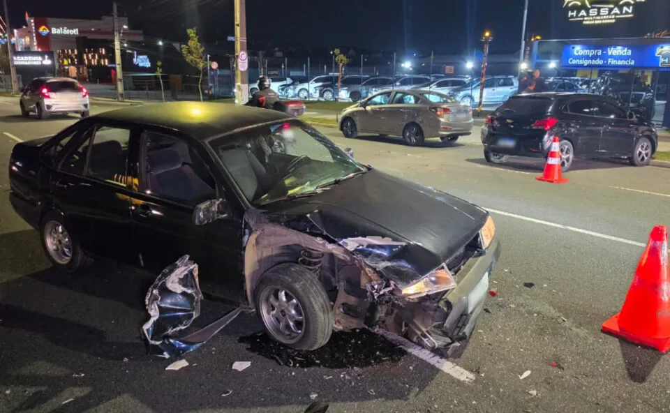 Jovem com sinais de embriaguez bate em carro com família, atinge outro veículo e acaba preso no Jardim das Américas