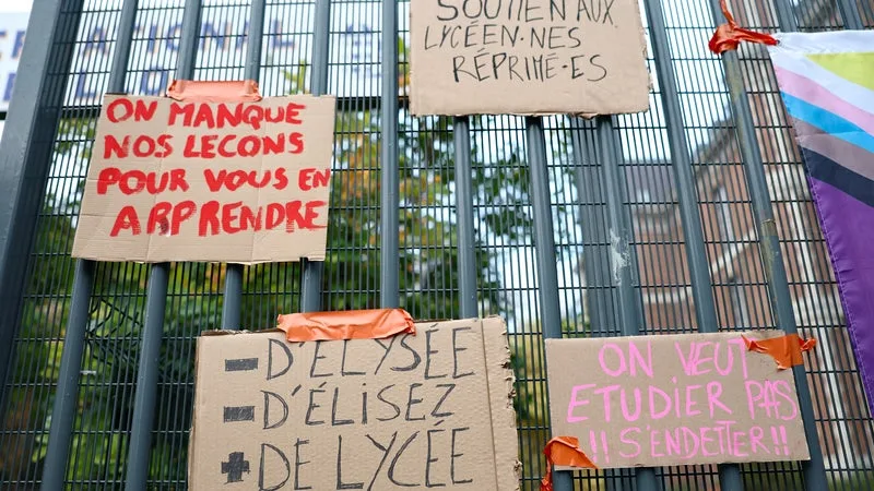 INFO RMC. Une proviseure projetée au sol et victime de jets d’œufs devant un lycée à Paris