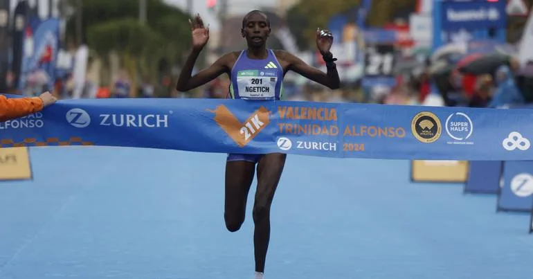 Queniana Agnes Jebet Ngetich bate recorde da meia-maratona