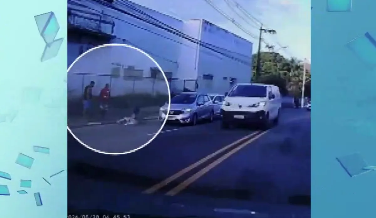 Câmera registra momento em que mulher é empurrada na frente de carro em Vitória