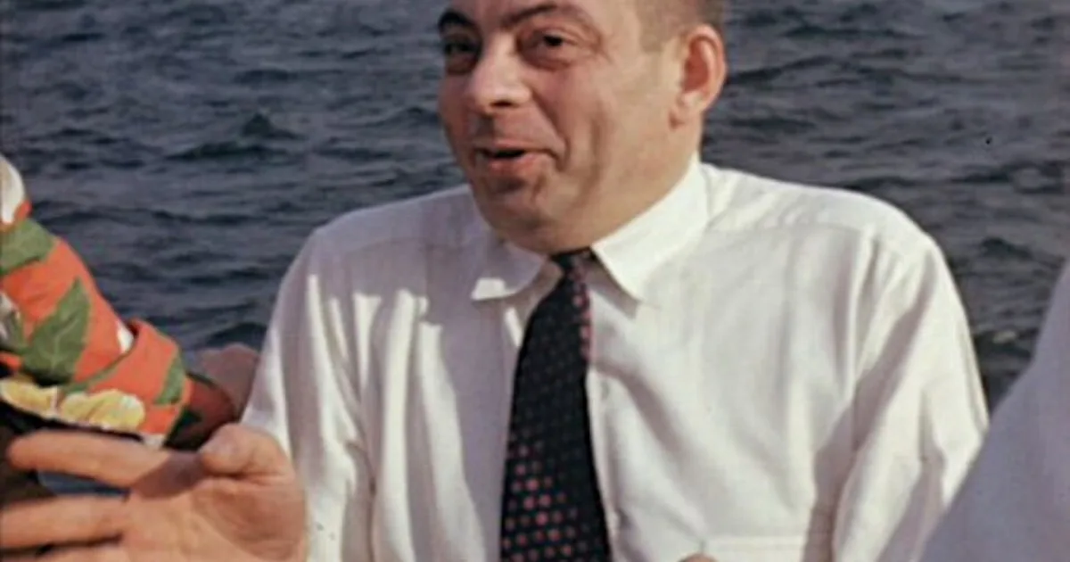 Antoine de Saint-Exupéry, escritor francés: "La perfección se alcanza, no cuando no queda nada que añadir, sino cuando no queda nada que quitar"