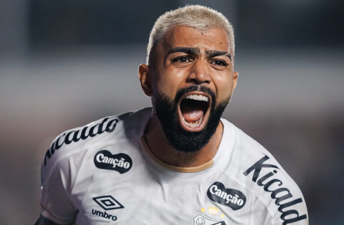 Gabigol recebe homenagem do Santos após superar marca de 100 gols pelo clube