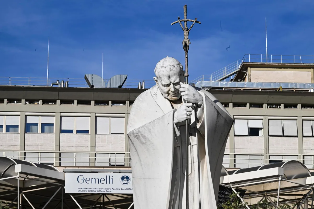 El papa León XIV salió del hospital Gemelli tras ser dado de alta