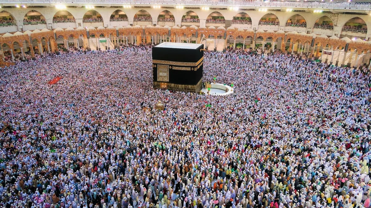 Mecca Put On Air Raid Alert For 1st Time, Houthis Claim They Shot Down Saudi Jet