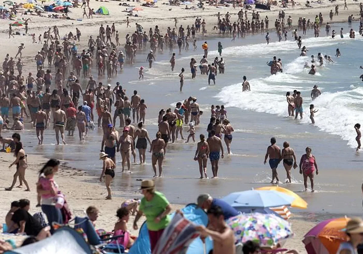 Vigo desaconseja el baño en A Punta y parte de la playa de Samil por contaminación microbiológica