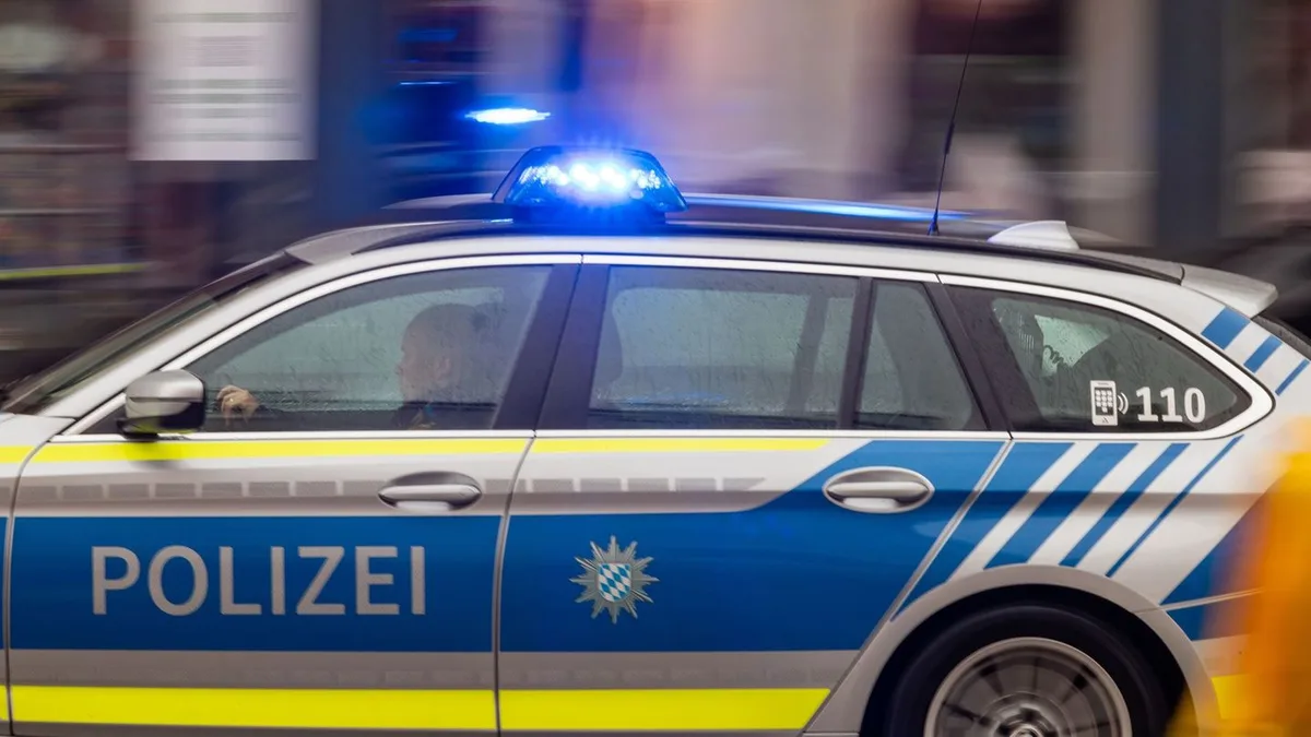 Folgenreiche Fahrt: Autofahrer kollidiert mit zehn geparkten Wagen