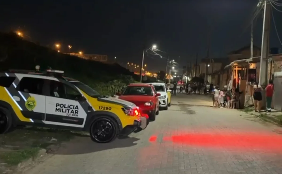 No primeiro dia na biqueira, traficante é baleado e vê comparsa ser assassinado a tiros em Colombo; atirador estava em um Peugeot