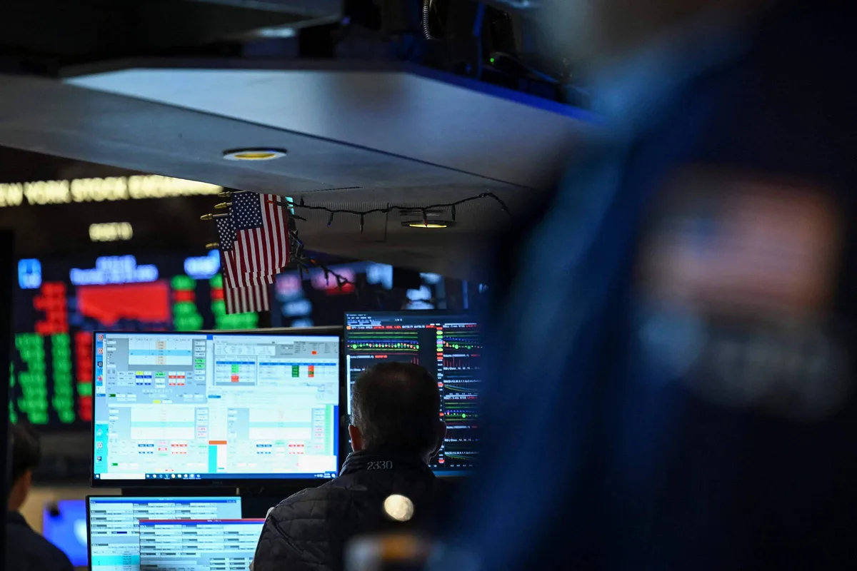 Onda de vendas no setor de tecnologia pesa sobre Wall Street, enquanto rendimentos dos títulos sobem