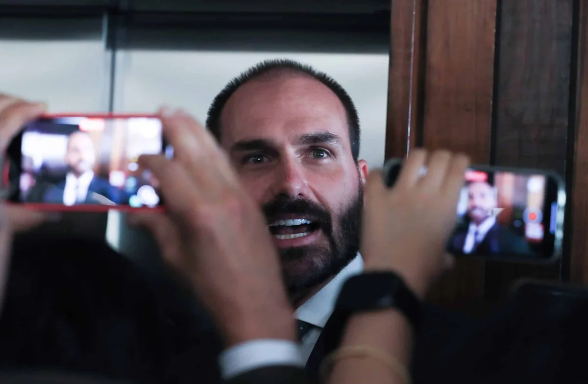Condenado pela Justiça, Eduardo afirma que não vai cumprir pena no Brasil