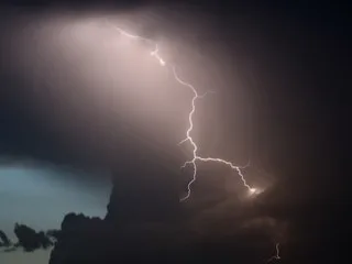 Orages : un incendie causé par la foudre à proximité d’Ajaccio, des centaines d’habitants évacués