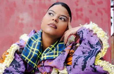 Amanda Magalhães se inspira em Ailton Krenak e revolução digital para criar novo disco
