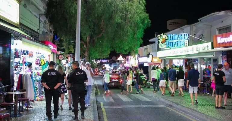 Albufeira admite fechar Rua dos Bares ao trânsito