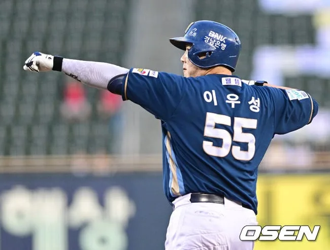 [사진]안타 기뻐하는 NC 이우성, '찬스 만들었다'
