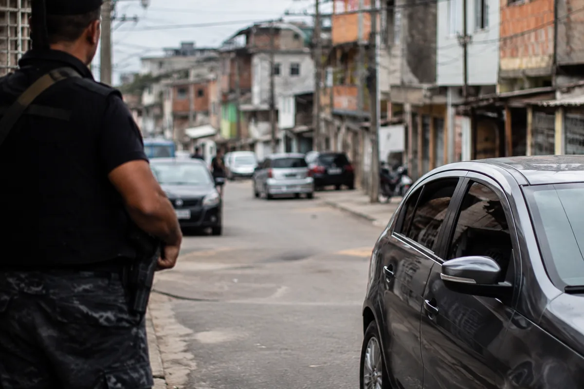 Milícia cobra R$ 70 por mês para moradores estacionarem carros em vagas públicas no Rio
