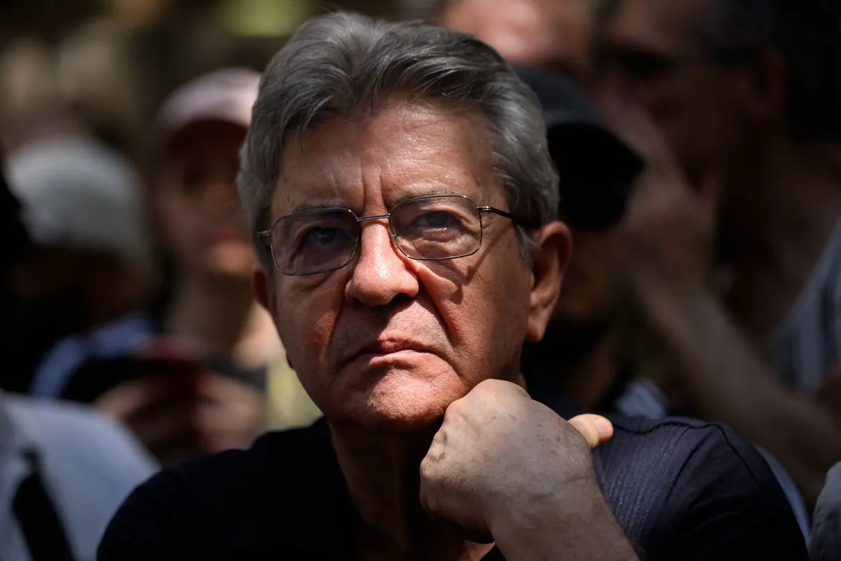 Signe de soumission ou acte de foi : comment Mélenchon a évolué sur le voile islamique