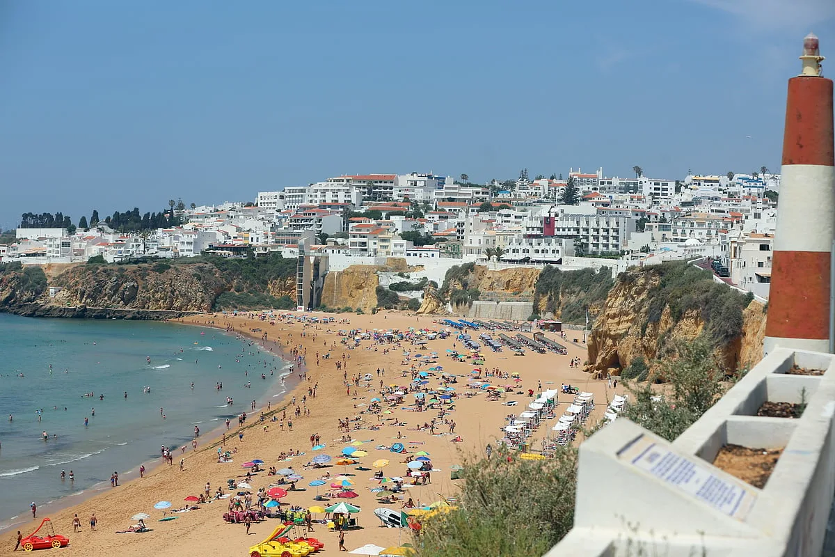 Britânica de 34 anos assassinada a golpes de tesoura num aparthotel em Albufeira