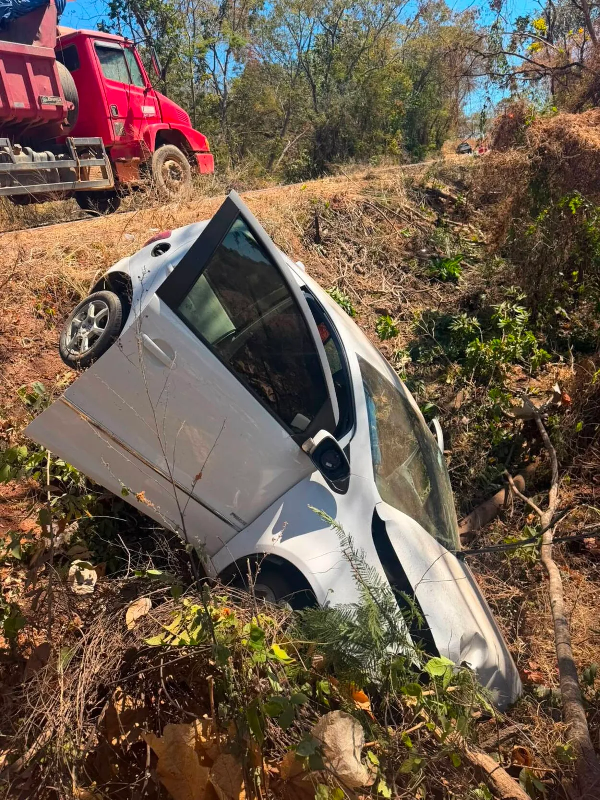 Bebê preso em cadeirinha tem apenas escoriações após carro capotar e sair da pista na MG-308