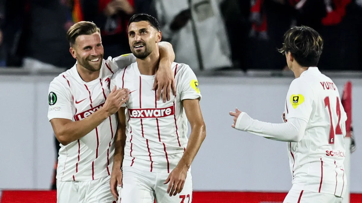 Conference League: Zwei Eigentore bei Schusters Jubiläum: Freiburgs Lauf hält an