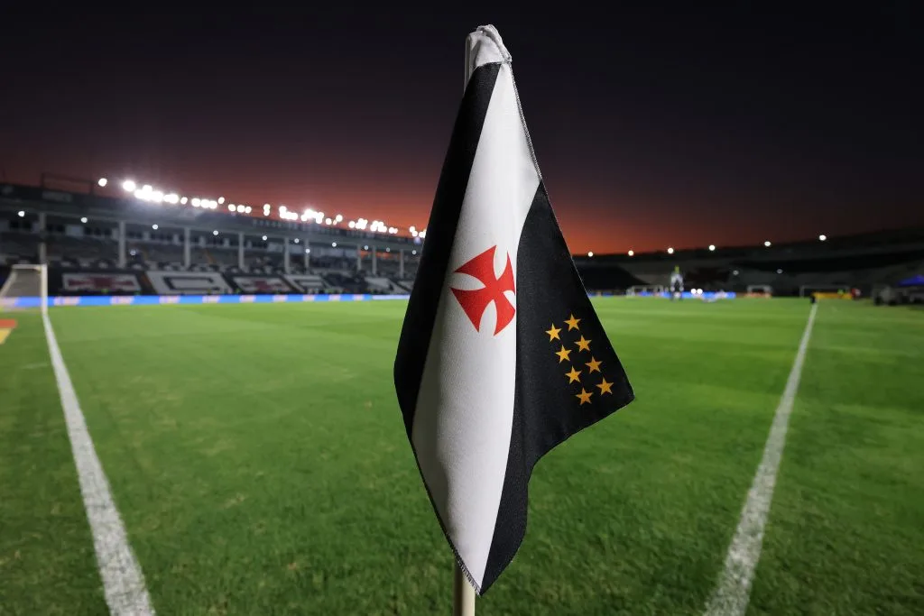 Ex-atacante do Vasco viraliza após isolar pênalti decisivo no Paraguai