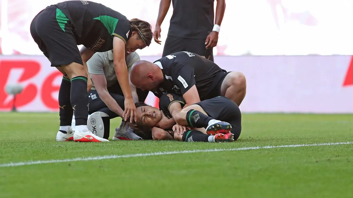 Krankenhaus-Untersuchung am Halswirbel - Sorgen um Gladbach-Profi