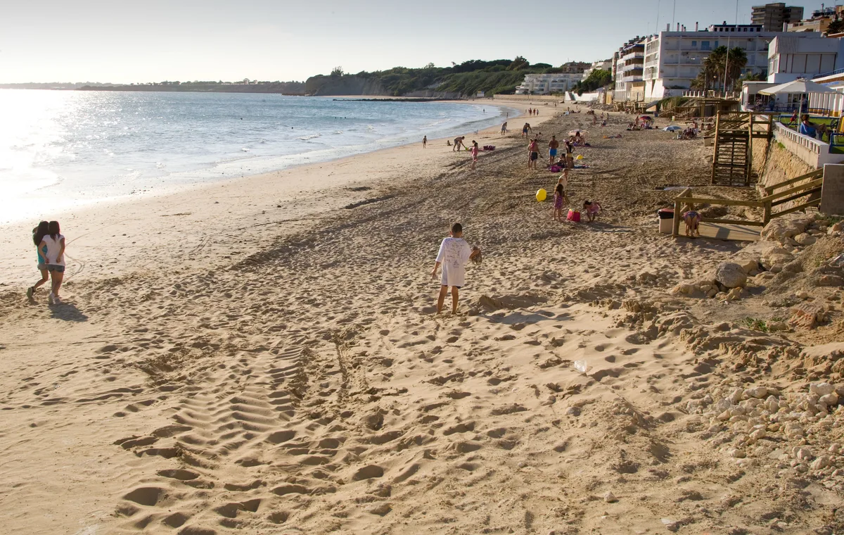 Prohíben el baño en cinco playas de Cádiz al detectar bacterias fecales en el agua