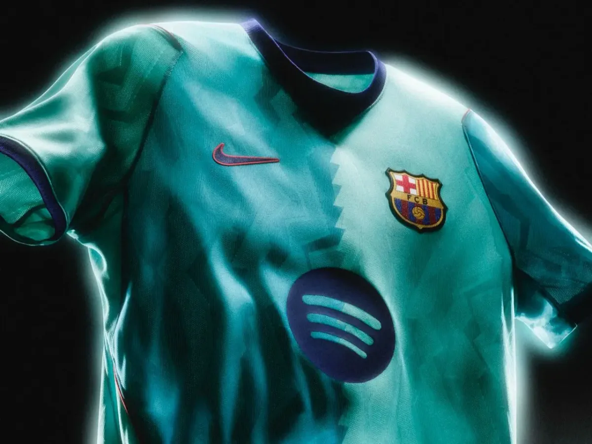 Barcelona lança terceira camisa retrô inspirada em jogadores formados em La Masia