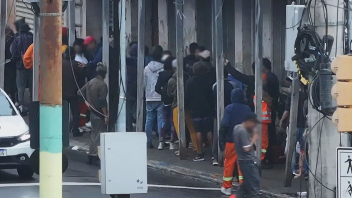 'Feirão de drogas': Flagrantes mostram venda e consumo perto de rodoviária e postos de polícia em Porto Alegre
