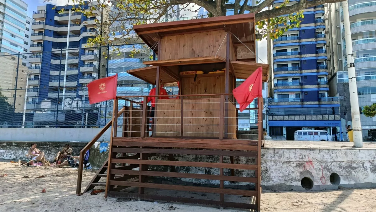 Guarapari instala postos elevados para guarda-vidas na Praia do Morro