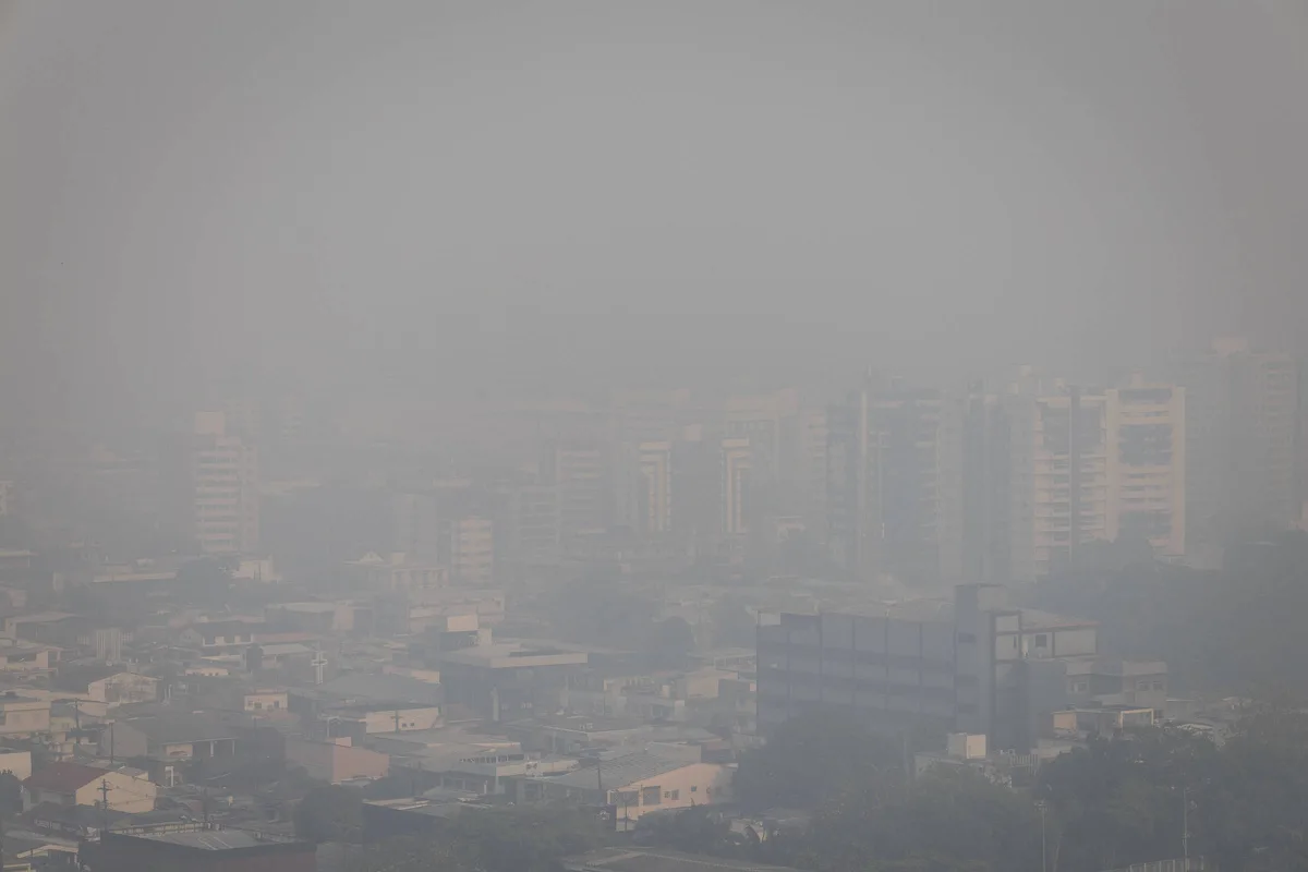 Governo amplia frota aérea e mobiliza militares contra incêndios no Amazonas