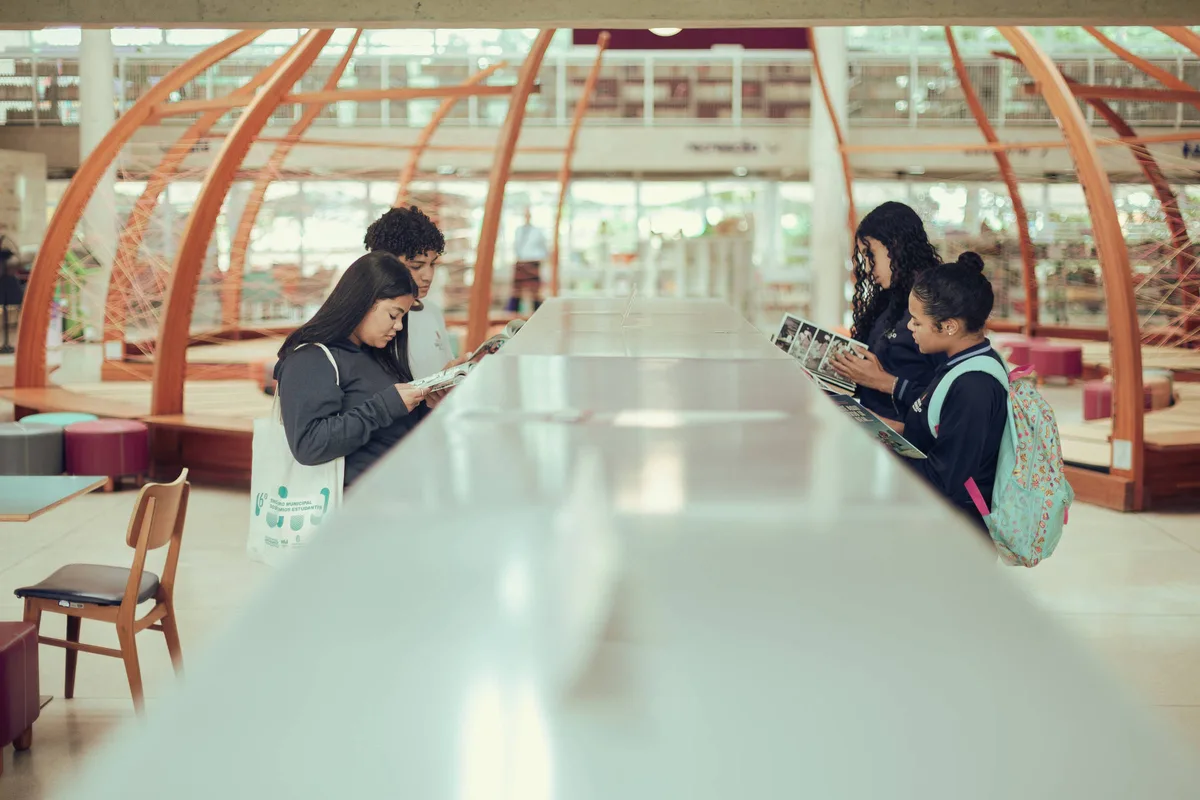 Telas atrapalham, mas não definem hábito de leitura de crianças e adolescentes