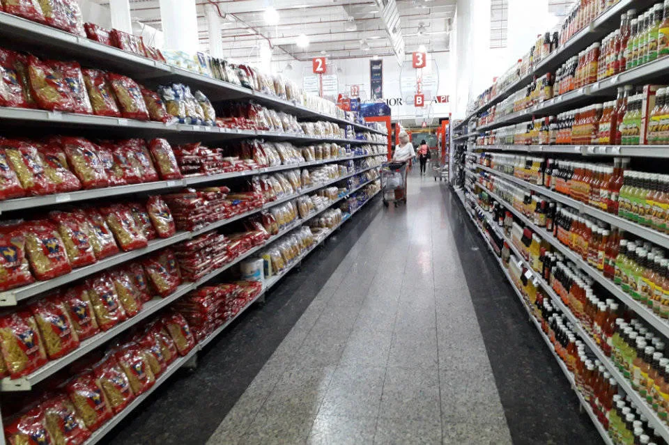 Venezolanos invierten 60% de sus ingresos en alimentos, según ANSA