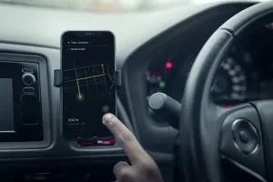 Uso de conta corporativa em aplicativo de transporte após demissão gera condenação