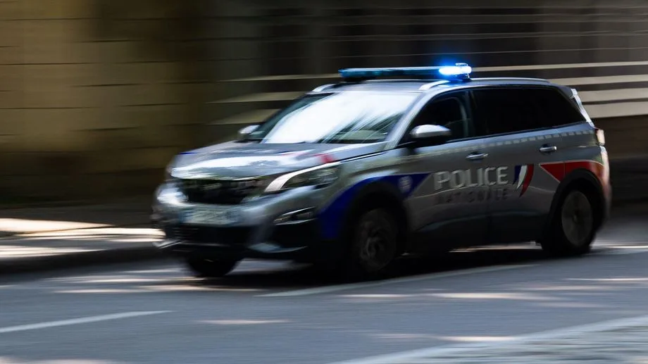 Paris : une enquête ouverte après la découverte de 58 migrants dans un poids lourd stationné, sans chauffeur