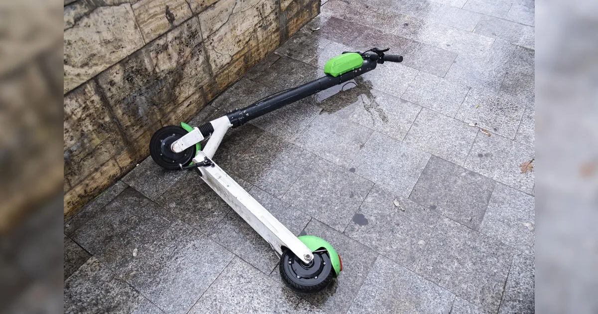 Patinete elétrico abandonado em praça é recolhido pela polícia