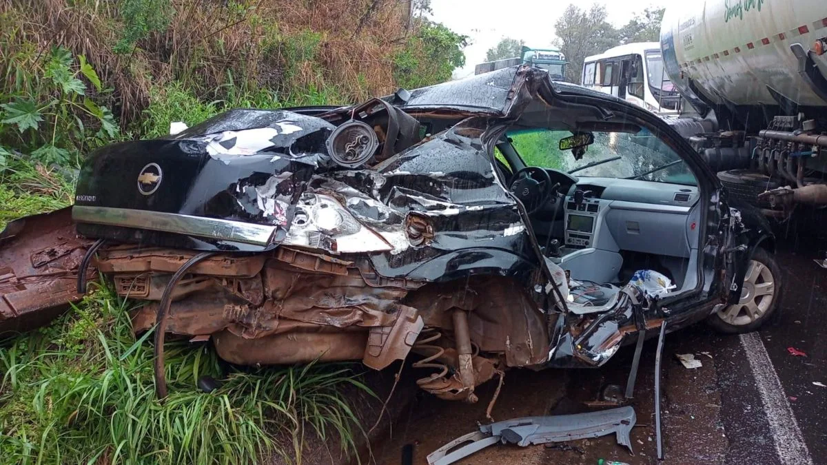Colisão na SC-155 deixa homem morto e duas pessoas feridas após carro rodar na pista e bater em caminhão