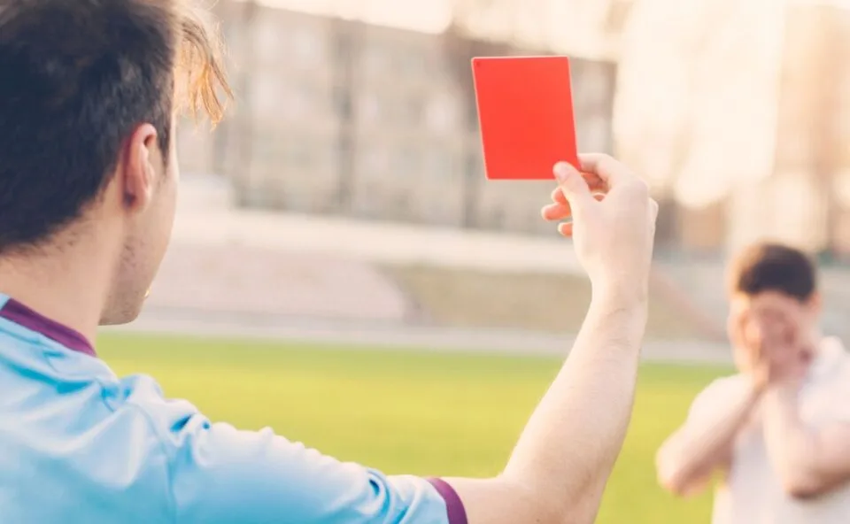 Cartão vermelho! Árbitro é agredido por três jogadores após expulsão durante campeonato no Paraná