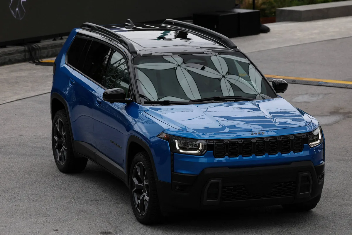 Stellantis anuncia recall de quase 1 milhão de carros por problema na câmera de ré