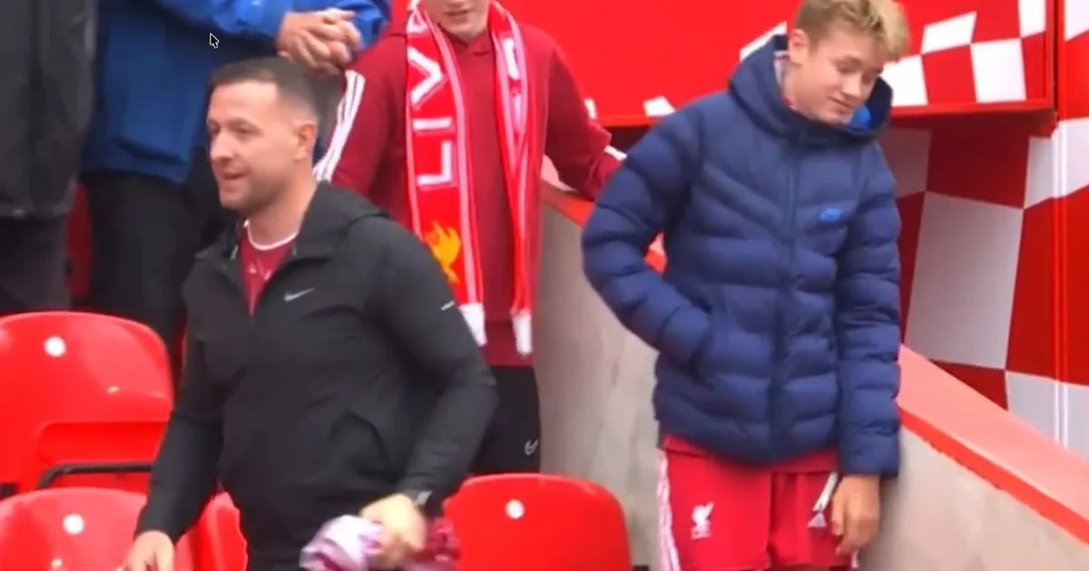 Insólita escena en Anfield: Isak regaló su camiseta a un niño y un adulto se la arrebató en la tribuna