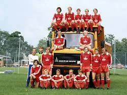 Schräge Mannschaftsbilder: Als der FC Bayern zum Saisonstart noch auf Lastwagen stieg