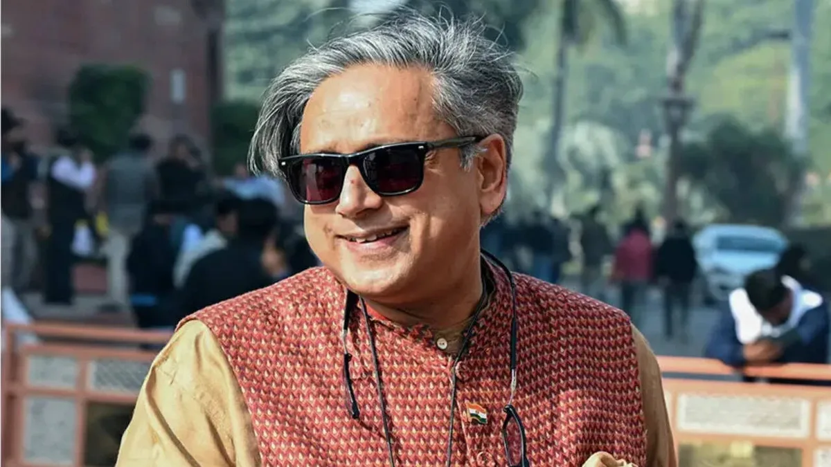 'Singhasan khali karo': Tharoor's poetic post as Congress ups ante against CEC