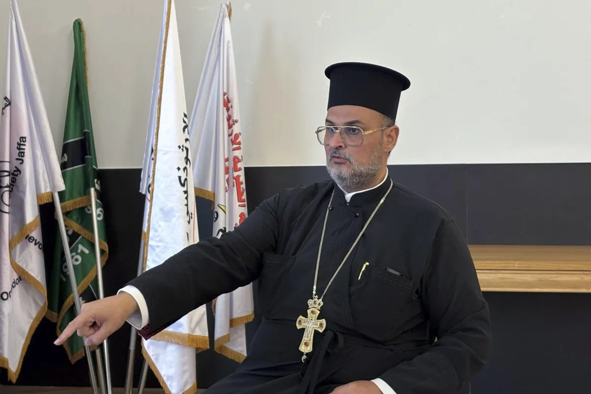 A Constantín Náser, párroco greco-ortodoxo, la Policía israelí lo insultó y lo desnudó