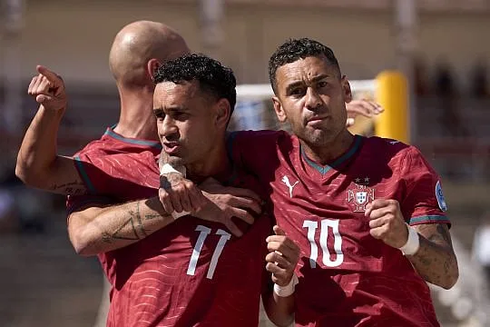 Portugal dá a volta ao Brasil e entra a vencer no Mundialito de futebol de praia