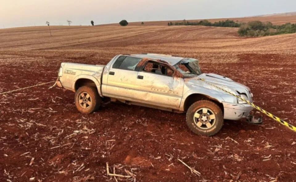 Motorista morre e passageiro fica ferido após picape sair da pista e capotar em lavoura de Nova Aurora