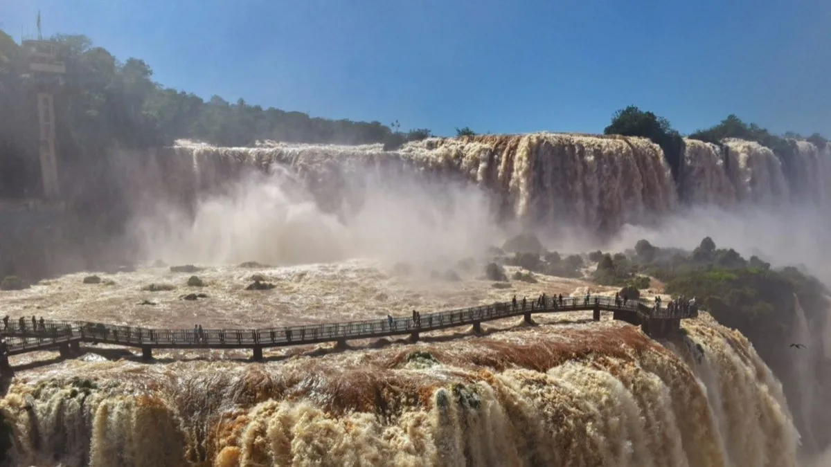 Rio Iguaçu sobe, vazão atinge 11,8 milhões de litros por segundo e leva à interdição de passarela nas Cataratas