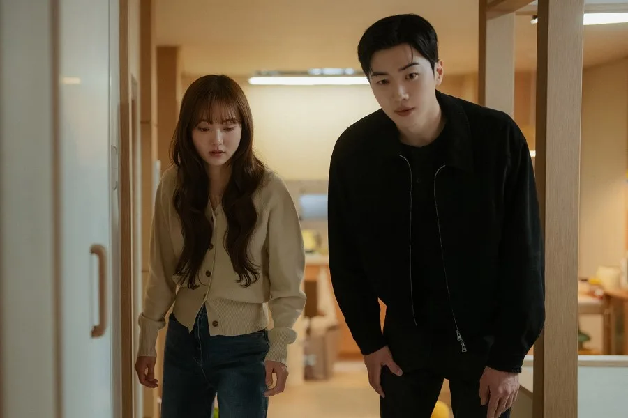 Kim Hye Jun Risks Having Her Fangirl Life Exposed As Kang Hoon Visits Her Home In “My Bias, My Boss”